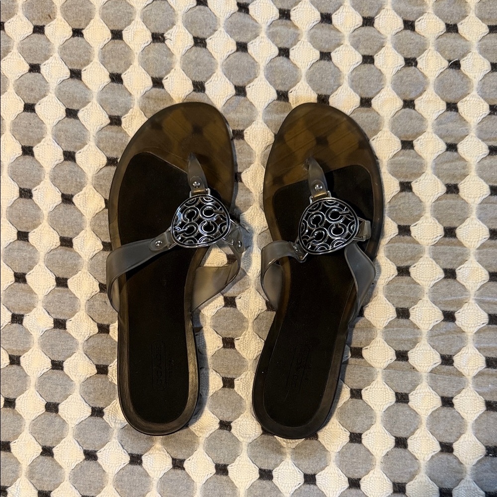 Women’s Black Jelly Toe-Post Sandals with Decorative Medallion